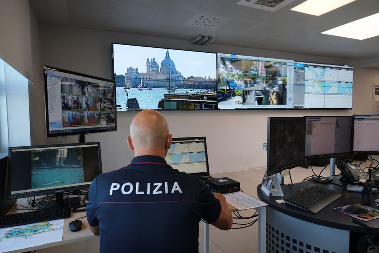 De politie houdt in de controlekamer de stroom toeristen in Venetië in de gaten. Beeld Reuters