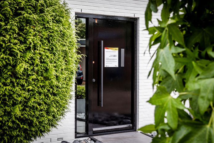 De woning in Alblasserdam krijgt politiebewaking.