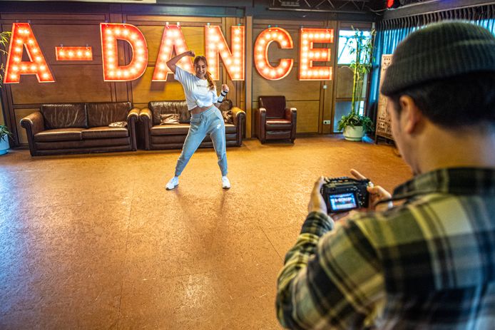 Cody Loog (eigenaar) en Lorin Aktan (danseres en instructrice) nemen instructievideo’s op voor de online dansles.