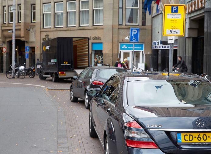 Een fout geparkeerde diplomatenauto in het centrum van Den Haag.