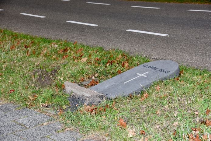 Een troosteloze aanblik aan de Koekoeksweg in Olst. Twee dagen lang lag het oorlogsmonument in de berm op zijn kant in het gras. Inmiddels is het stenen eerbetoon door de gemeente weer hersteld.