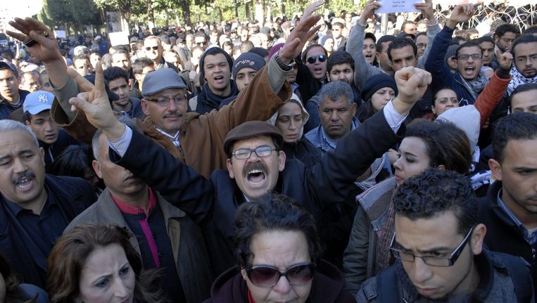 Tunesische demonstranten na de moord op oppositieleider Chokri Belaid in februari 2013. Beeld epa