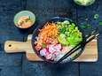 Wat Eten We Vandaag: kleurrijke poké bowl met zalm en sriracha-mayonaise