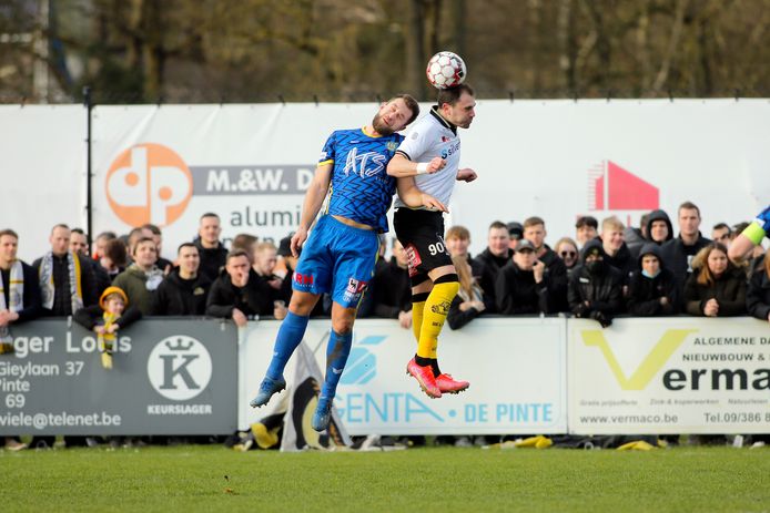 Simon Vermeiren (rechts) toonde zich opnieuw belangrijk voor Lokeren-Temse met twee doelpunten. “Om te scoren heb je vaak een tikkeltje geluk nodig.”