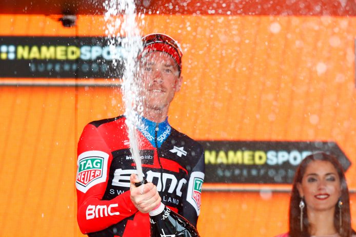 Rohan Dennis ontkurkt de champagne na een ritzege in de Giro d'Italia.