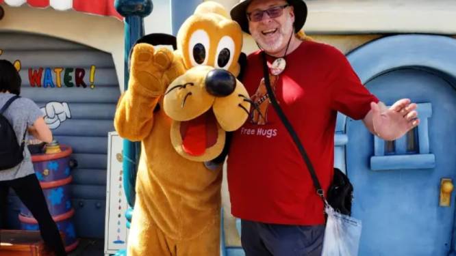 Nieuw wereldrecord: Jeff (50) gaat 2.995 dagen op rij naar Disneyland