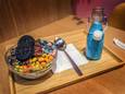 Een voorbeeld van een kom Amerikaanse ontbijtgranen: met Oreo, Cotton Candy Crunch, Trix 6 Fruity Shapes, extra toppings zoals Kinder Bueno en een chocoladesaus, geserveerd met blauw gekleurde melk. Verkrijgbaar in Aroy’s Cereals & Bubble Tea