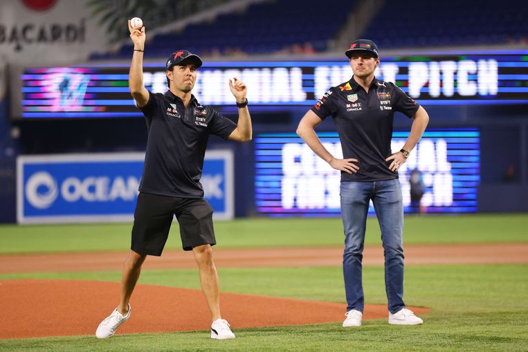 Formule 1-coureurs Sergio Pérez en Max Verstappen werpen de eerste bal voor de wedstrijd tussen Miami Marlins en Arizona Diamondbacks, begin mei in Florida. Beeld AFP