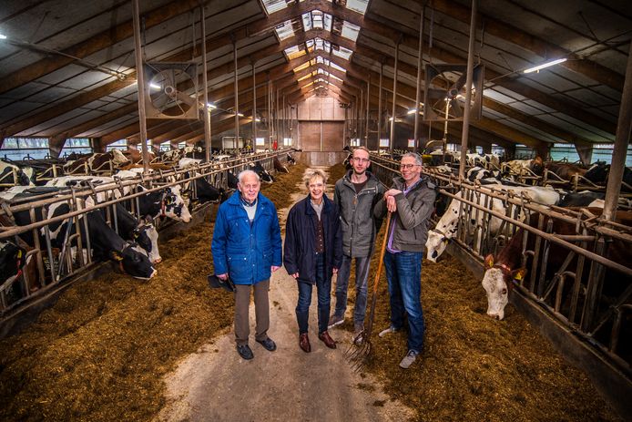 De familie Hobbelt van het gelijknamige melkveebedrijf. Vanaf links grootvader Jan, moeder Wilma, (klein)zoon Koen en vader Henk.