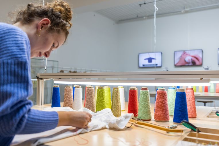 De kunst van kledingreparatie. Beeld TextielMuseum