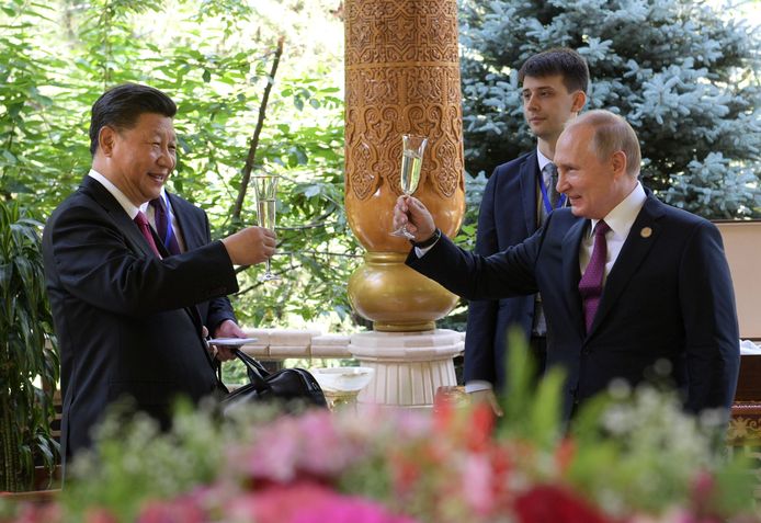 President Xi Jinping en president Vladimir Poetin heffen het glas.