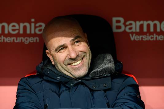 Peter Bosz heeft alle reden tot lachen op de bank bij Bayer Leverkusen.