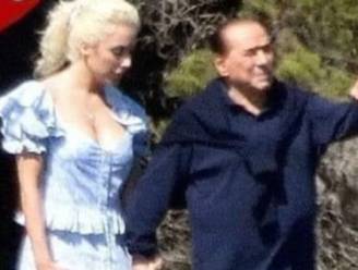 Berlusconi voor het eerst op de foto met zijn 53 (!) jaar jongere geliefde: “Zo staat hij quitte met zijn ex”