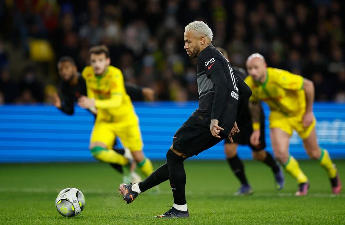 Neymar shoots his penalty way too weak.