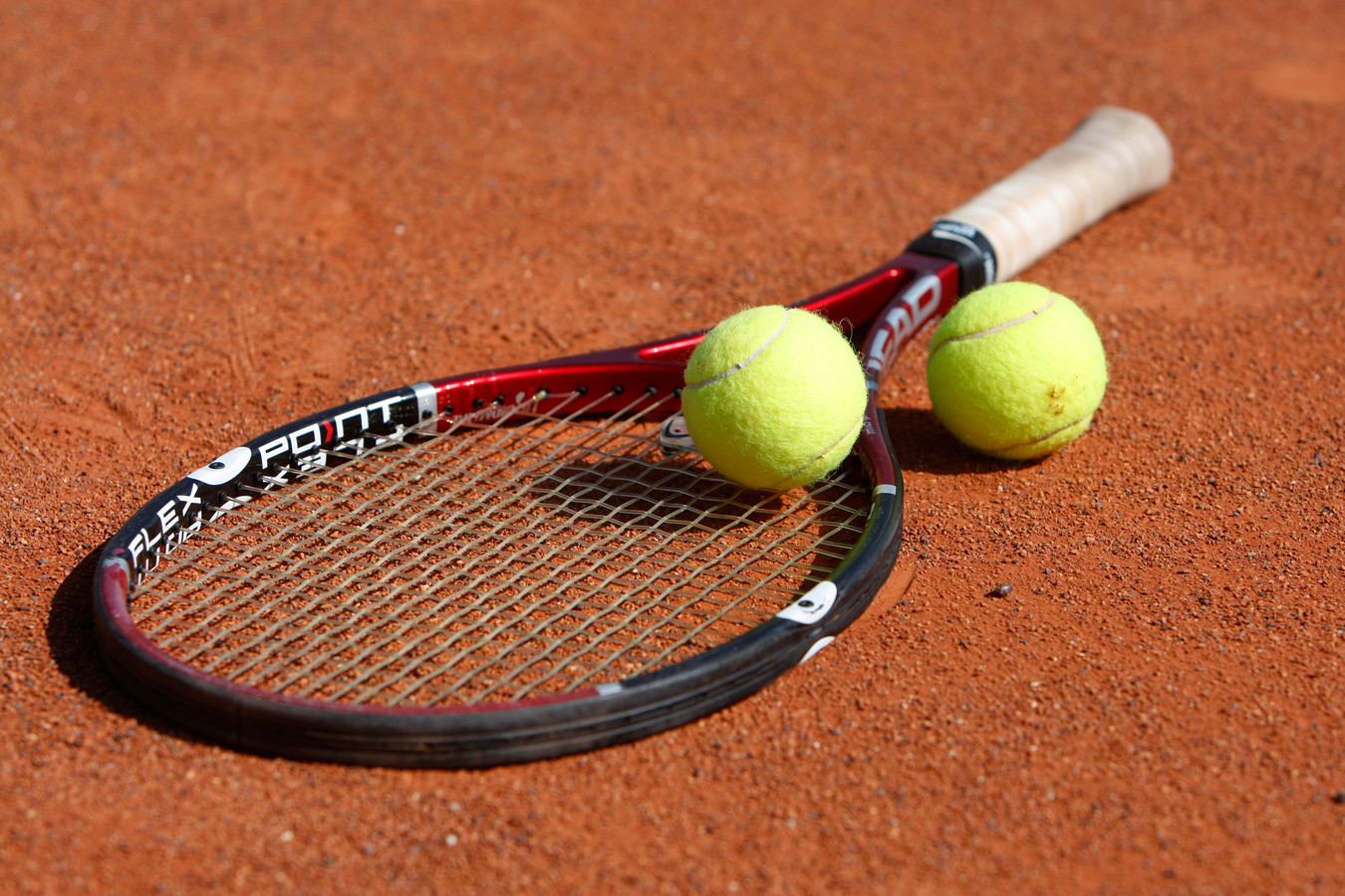 Sinterklaas laat kinderen Groesbeek jaar gratis tennissen Foto gelderlander.nl
