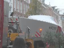 Vrachtwagen vervoert luxe jacht door P.C. Hooftstraat in Amsterdam