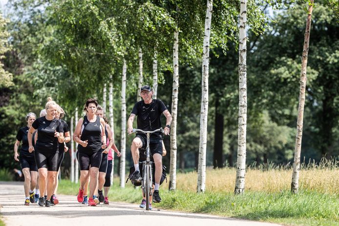 Henk Mengers uit Aalten gooide het roer om. Hij had een bouwadviesbureau en geeft nu looptrainingen.