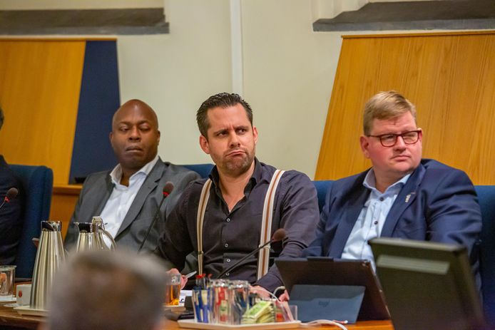 Wethouder Barry Jacobs (midden) is de nieuwe portefeuillehouder voor probleembad De Schelp in Bergen op Zoom. Tijdens het raadsdebat wordt hij geflankeerd door Andrew Harijgens (links) en Patrick van der Velden (rechts). Deze drie wethouders zijn nog over na het aftreden van Annette Stinenbosch en het aanstaande vertrek van Evert Weys die burgemeester wordt in Hilvarenbeek.