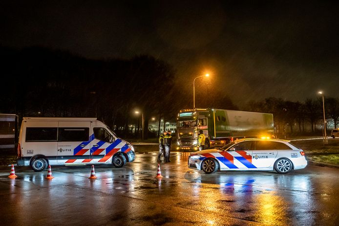 Fietser gewond bij aanrijding met vrachtwagen op de kruising van de Schepersdijk en de Theseusstraat in Tilburg.
