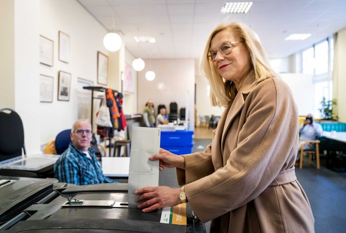 D66-leider Sigrid Kaag brengt in wijkcentrum ’t Benoordenhuis haar stem uit voor de gemeenteraadsverkiezingen.