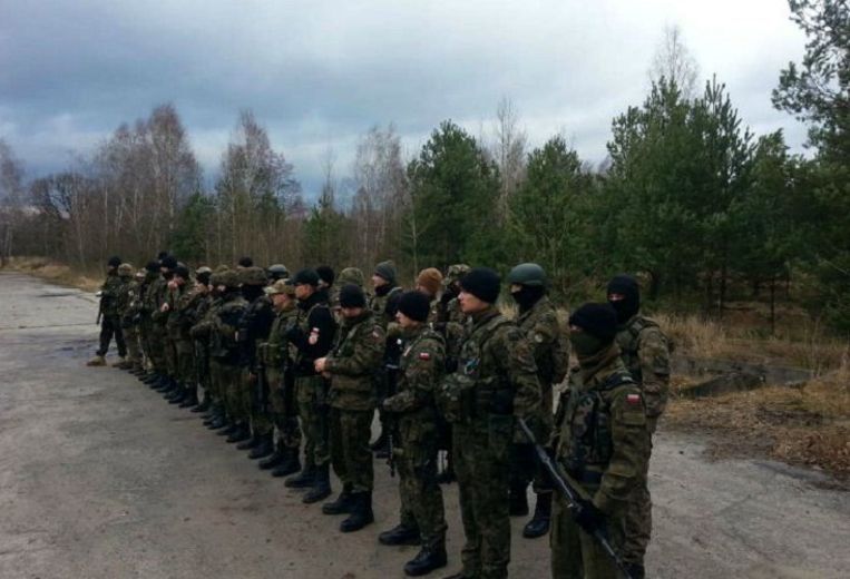 De partizanen van Strzelec OSW staan in het gelid tijdens een oefening in Rembertów, aan de rand van Warschau. Beeld Ekke Overbeek
