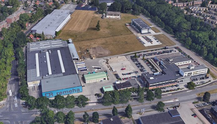 Het complex beslaat meerdere panden. Onderaan de Marchantstraat, links de Kayersdijk met linksboven de Praxis.
