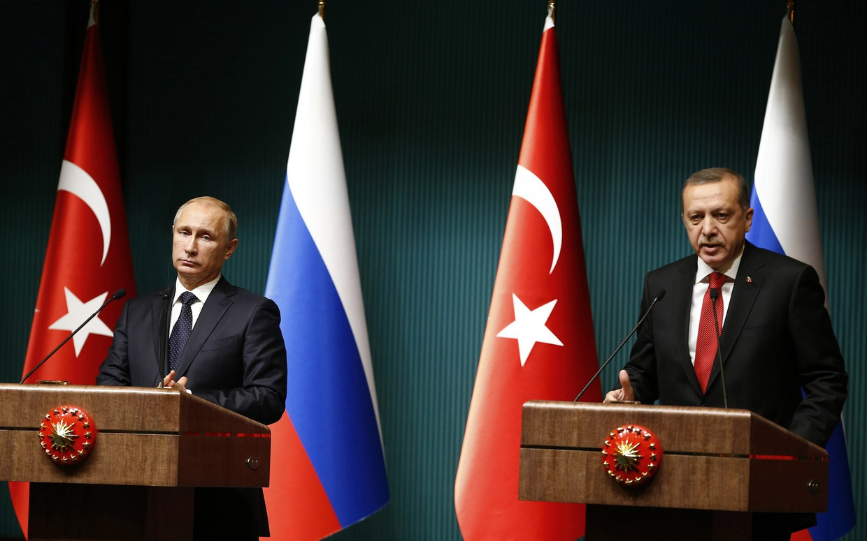 Vladimir Poetin en Tayyip Erdogan tijdens de persconferentie in Ankara. Beeld reuters