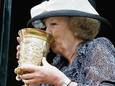 Beatrix dronk in 2005 als toenmalig koningin uit de de Beker van Maximiliaan bij haar bezoek aan Veere.