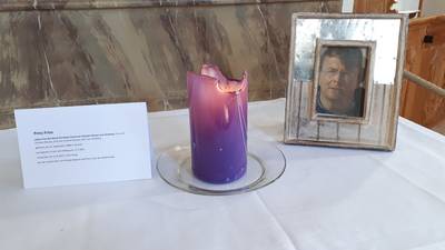 In de kerk van Lech brandt kaars voor prins Friso