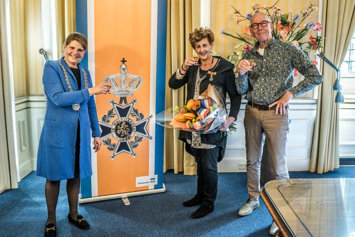 Annette Koopman, vergezeld door haar man, heeft van burgemeester Marja van Bijsterveldt de onderscheiding Lid in de Orde van Oranje-Nassau gekregen.