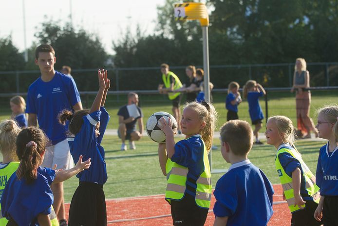 Finalewedstrijd schoolkorfbal bij CKV Achilles in Almelo. FOTO CAROLIEN NIJZINK