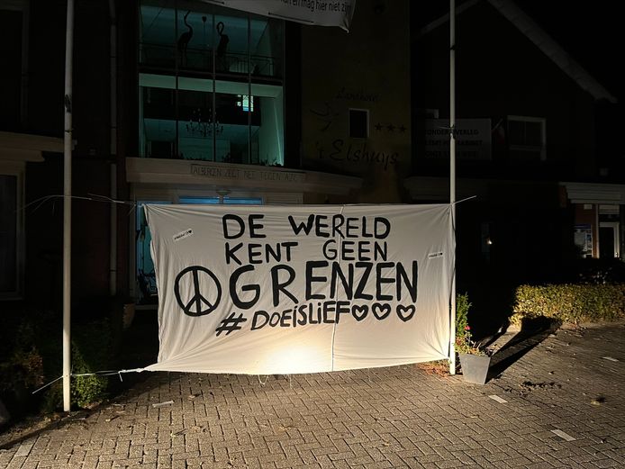 Voor hotel ‘t Elshuys hangt een spandoek met de tekst 'De wereld kent geen grenzen. #doeislief'