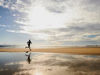 Joggende avondklok-overtreder loopt zee in om te ontsnappen aan politie 