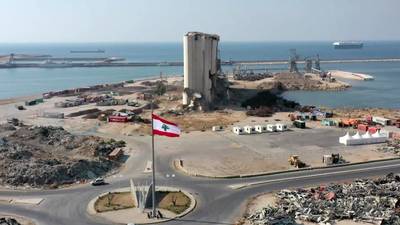 Le port de Beyrouth survolé par un drone un an après l'explosion dévastatrice