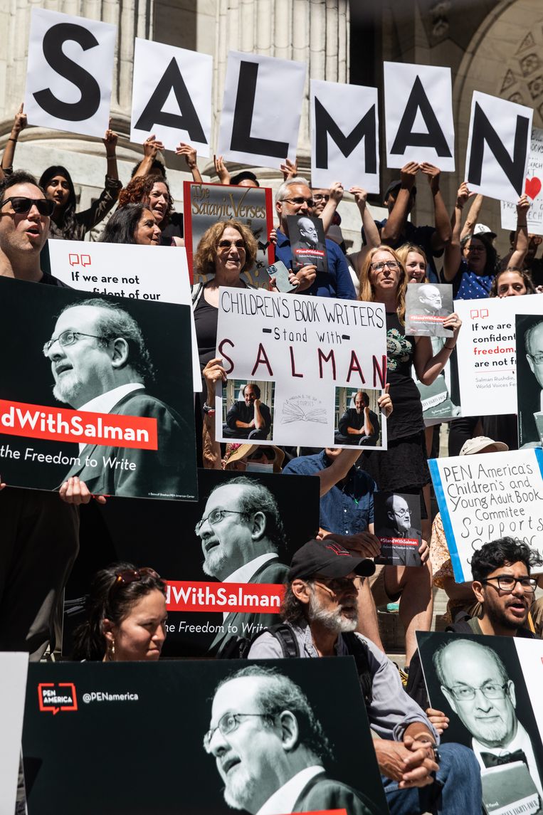 Schrijvers, vrienden en sympathisanten van Salman Rushdie verzamelen zich in de New York Public Library om voor te lezen uit zijn werk, een maand nadat hij werd aangevallen. Beeld NYT