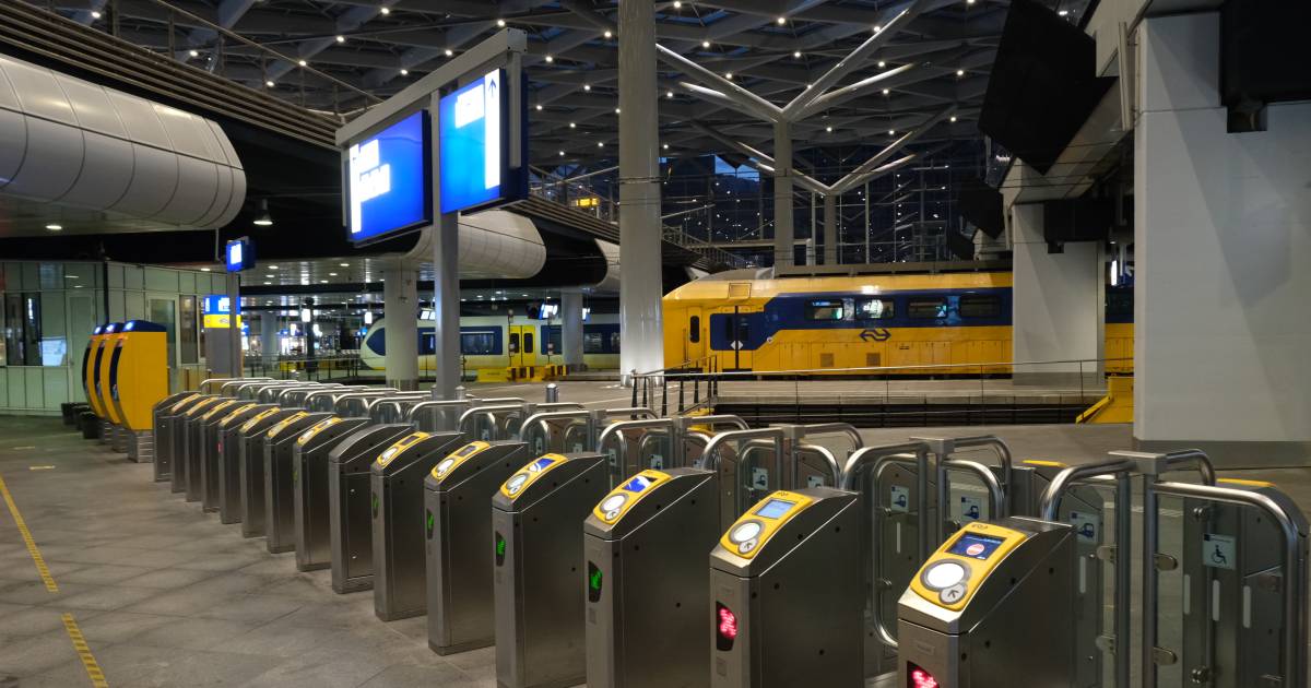 Geen treinen van NS door staking: Den Haag CS bijna uitgestorven | Den ...