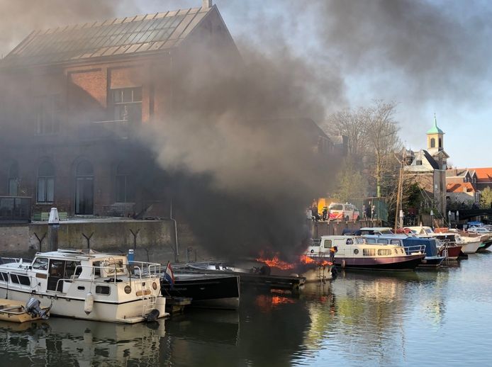 Twee boten gingen in vlammen op. De brandweer zoekt nog uit wat er precies is gebeurd.
