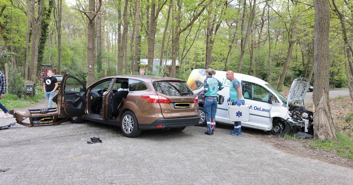 Forse aanrijding in Heino: inzittende bekneld in auto.
