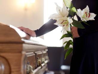 Overleden Britse vrouw praat als hologram met nabestaanden op eigen begrafenis