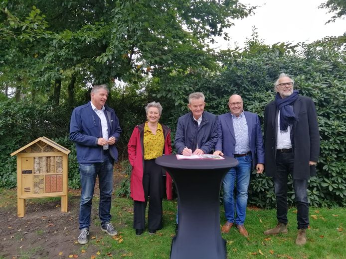 Wethouder Rien Wijdeven ondertekent als eerste het duurzaamheidsakkoord.
