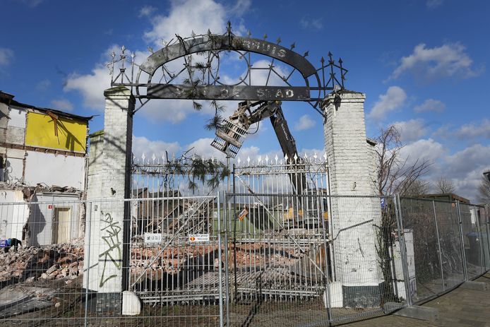 De oude poort van van der Stad aan de Weurtseweg wordt gepaard en krijgt een plek in het nieuwe woonwijkje dat hier komt.