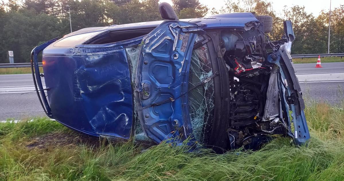 Auto slaat over de kop op A2 bij Maarheeze: voertuig compleet vernield