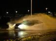 Automobilisten wisten zich met moeite een weg door het water te banen.