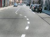 Neen, de schilder van deze wegmarkeringen keek niet te diep in het glas: “We volgen gewoon de wegcode”