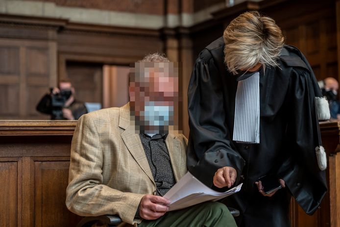 Joris Van Hove met één van zijn advocaten tijdens het nieuwe euthanasieproces in de rechtbank in Dendermonde.