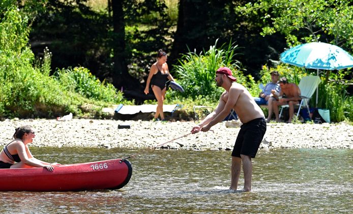 Des touristes faisant du kayak à Pont-à-Lesse, dans les Ardennes belges.