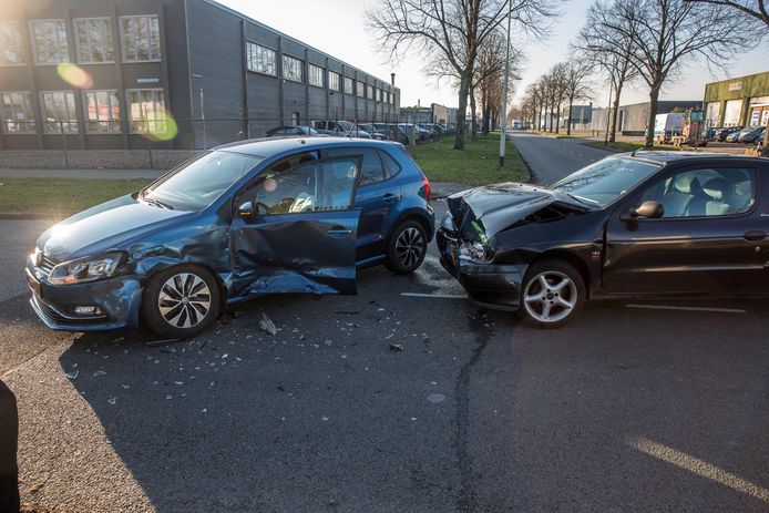Aan de Jan Frederik Vlekkestraat met de Schotsbossenstraat zijn woensdagmiddag twee auto's met elkaar in botsing gekomen.