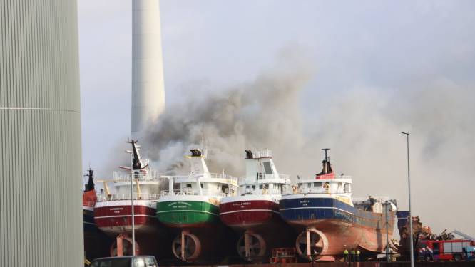Vonken zorgen voor tweede grote brand in maand op oude viskotter bij sloper in Kampen