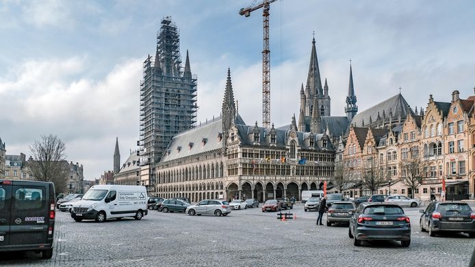 De belforttoren staat sinds enkele dagen volledig in de steigers.