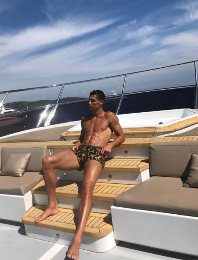 Terwijl zijn ploegmaats van Portugal vanavond tegen Italië spelen in de Nations League, pakt Ronaldo na enkele trainingen bij Juventus wat rust. Op een boot voor de kust van Monaco geniet hij van de zon.